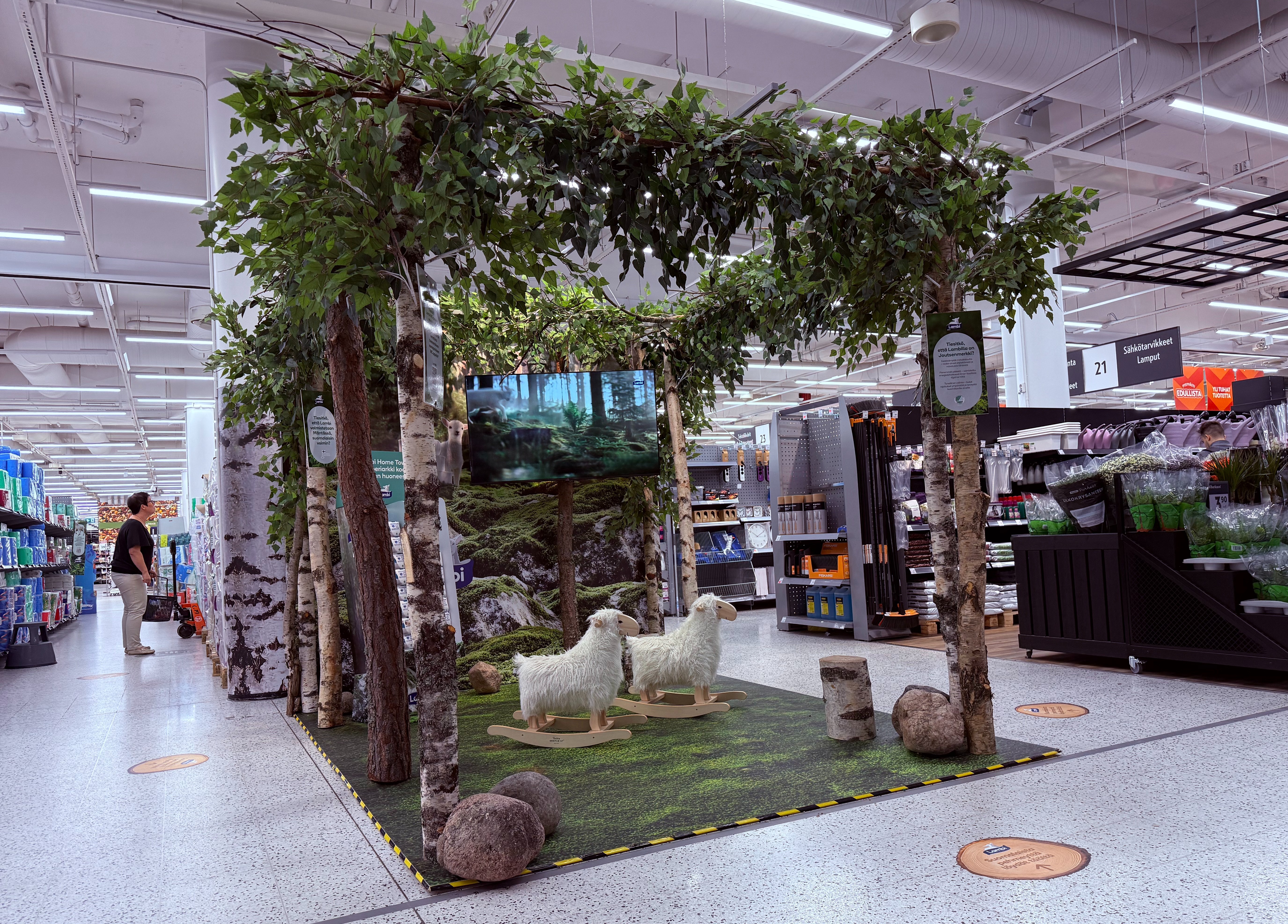WaveCrest-Retail-marketing-Lambi-Shop-in-Shop-23-1