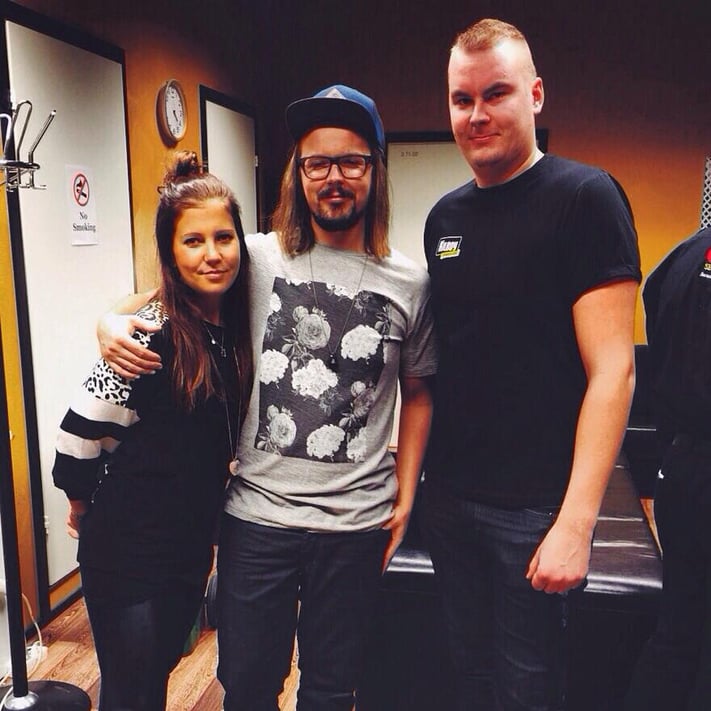 Promootion työ on täynnä ikimuistoisia kokemuksia. Expressionin promoottorit HP:n ja Kilroyn promootiossa Jukka Pojan kanssa backstagella.