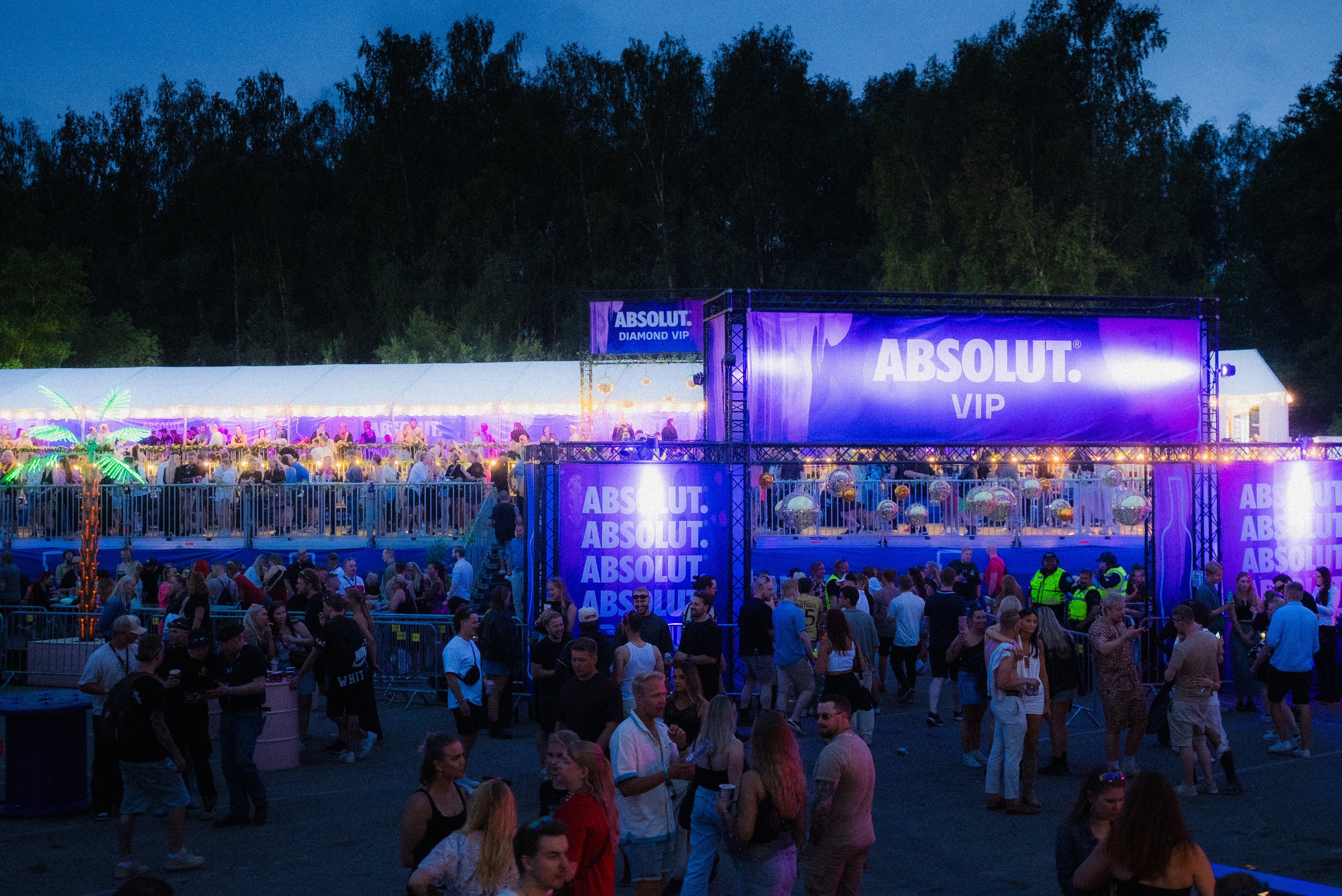 WaveCrest-Pernod Ricard-Absolut-Weekend Festival-2025-1-27