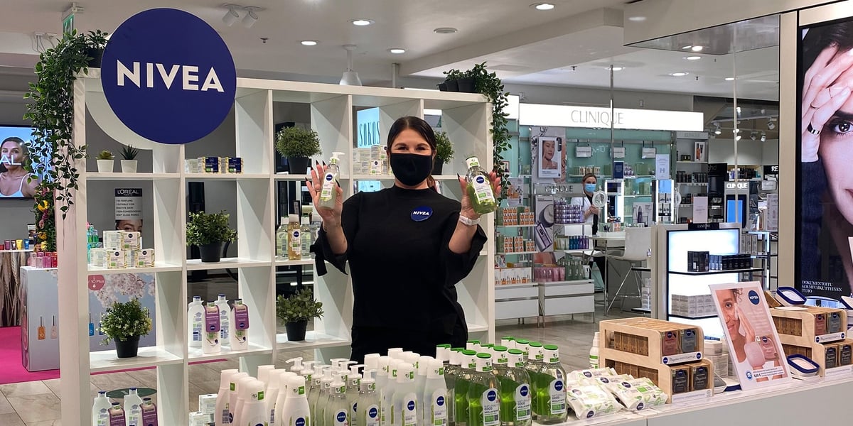 Nivea-asiantuntijat myyvät ja pitävät huolta esillepanoista